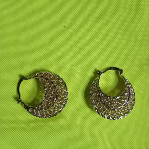 Goldtone basket Hoop filigree wire earrings - Picture 5 of 7